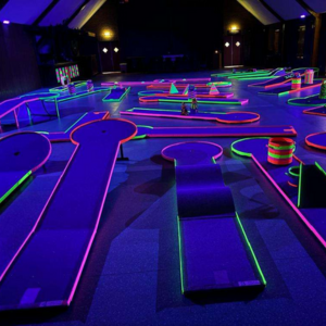 Glow Midgetgolf<br><br>-Dit is een magische en uitdagende activiteit waarbij kinderen in een verlichte, fluorescerende omgeving minigolf spelen. Vanaf 4 jaar en onder begeleiding van ouders. <br><br>60 min €5,00 pp<br>min 4 pers <br>