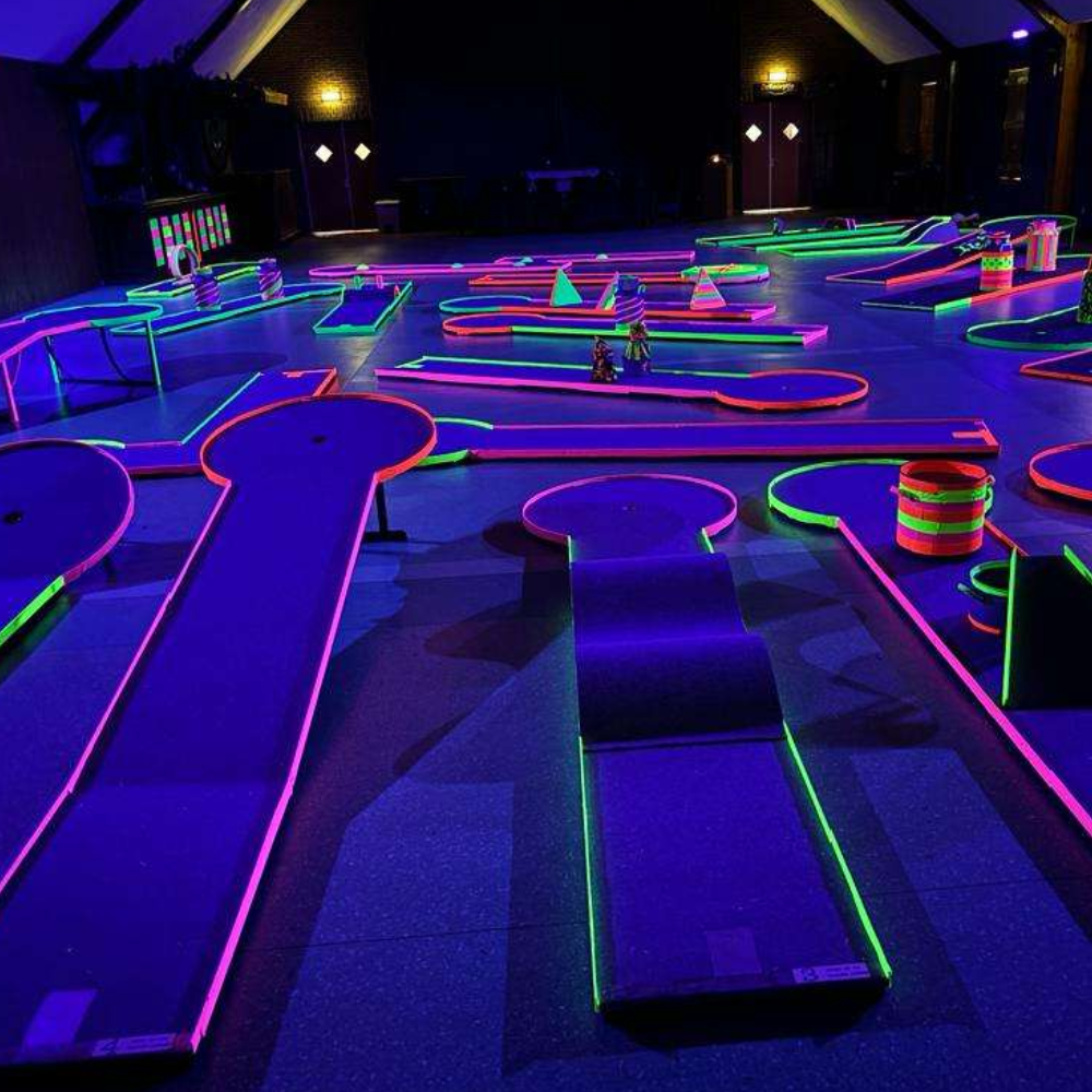 Indoor Midget Golf<br>60 min<br><br> Glow in the Dark Midgetgolf is het ideale uitje voor iedereen! Met wie je ook wat wil gaan doen, met minigolf heeft iedereen het altijd naar zijn zin. <br><br><br> €5,00 pp <br>min 8 pers<br>