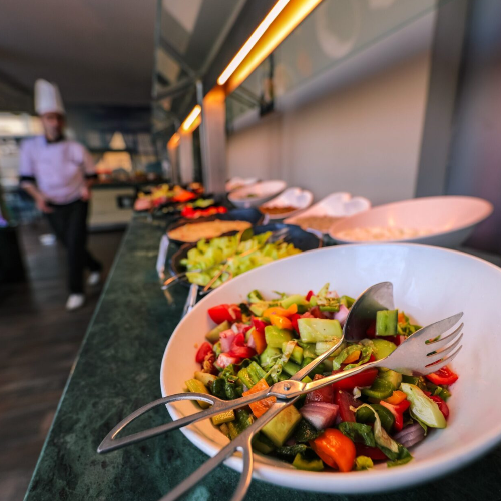Warm of koud buffet<br><br> - Vanaf 10 personen<br><br><br><br><br><br><br><a href="https://landgoedzwartemeer.nl/buffetten/" target="_blank">Meer info</a>