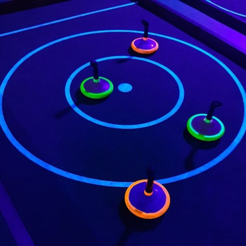 Indoor Curling<br>60 min<br><br> Glow in the Dark Curling op Landgoed Zwartemeer is het ideale uitje voor iedereen! Met wie je ook wat wil gaan doen, met minigolf heeft iedereen het altijd naar zijn zin.  <br><br> €5,00 pp <br>min 2 pers<br>