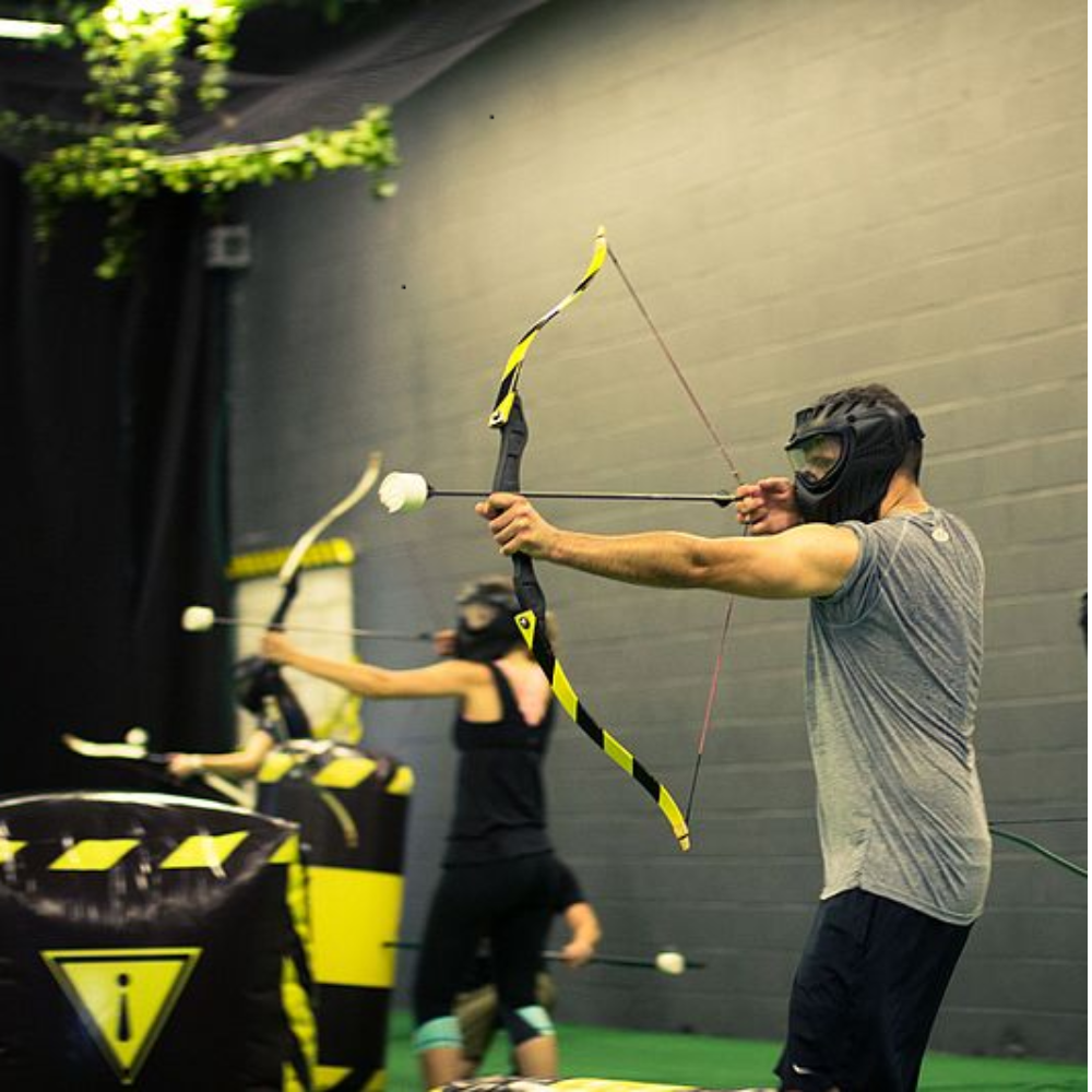 Archery Tag <br>90 min<br><br> - Archery Tag is het beste te omschrijven als een kruising tussen trefbal en paintball, maar dan met pijl en boog! Het is een competitief spel waar iedereen aan kan meedoen. <br><br>€17,50 pp <br>min 8 pers<br>